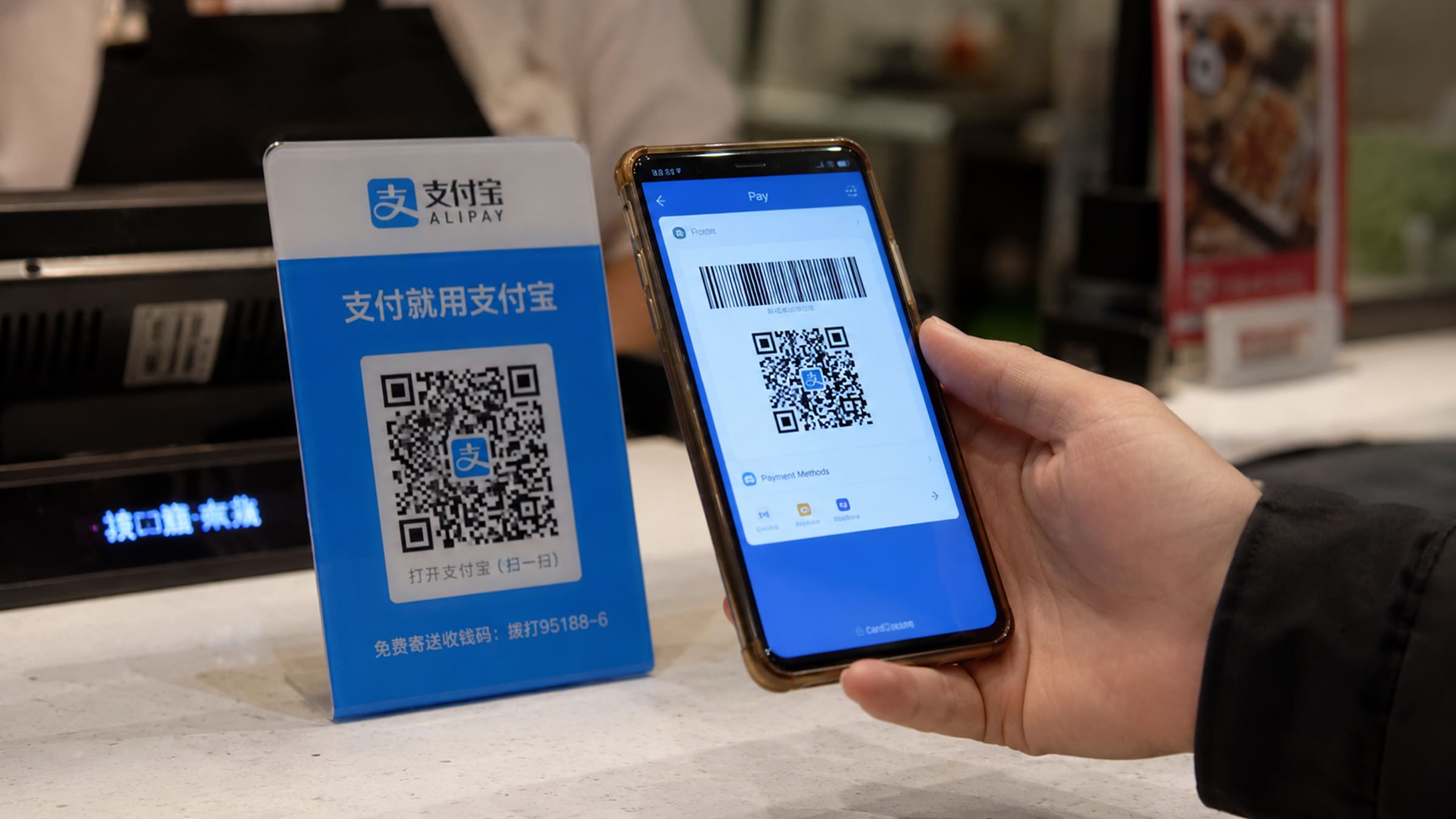 Alipay запустила компания Alibaba Group в 2004 году как инструмент для покупок на Taobao, позже он стал самостоятельным платежным приложением.