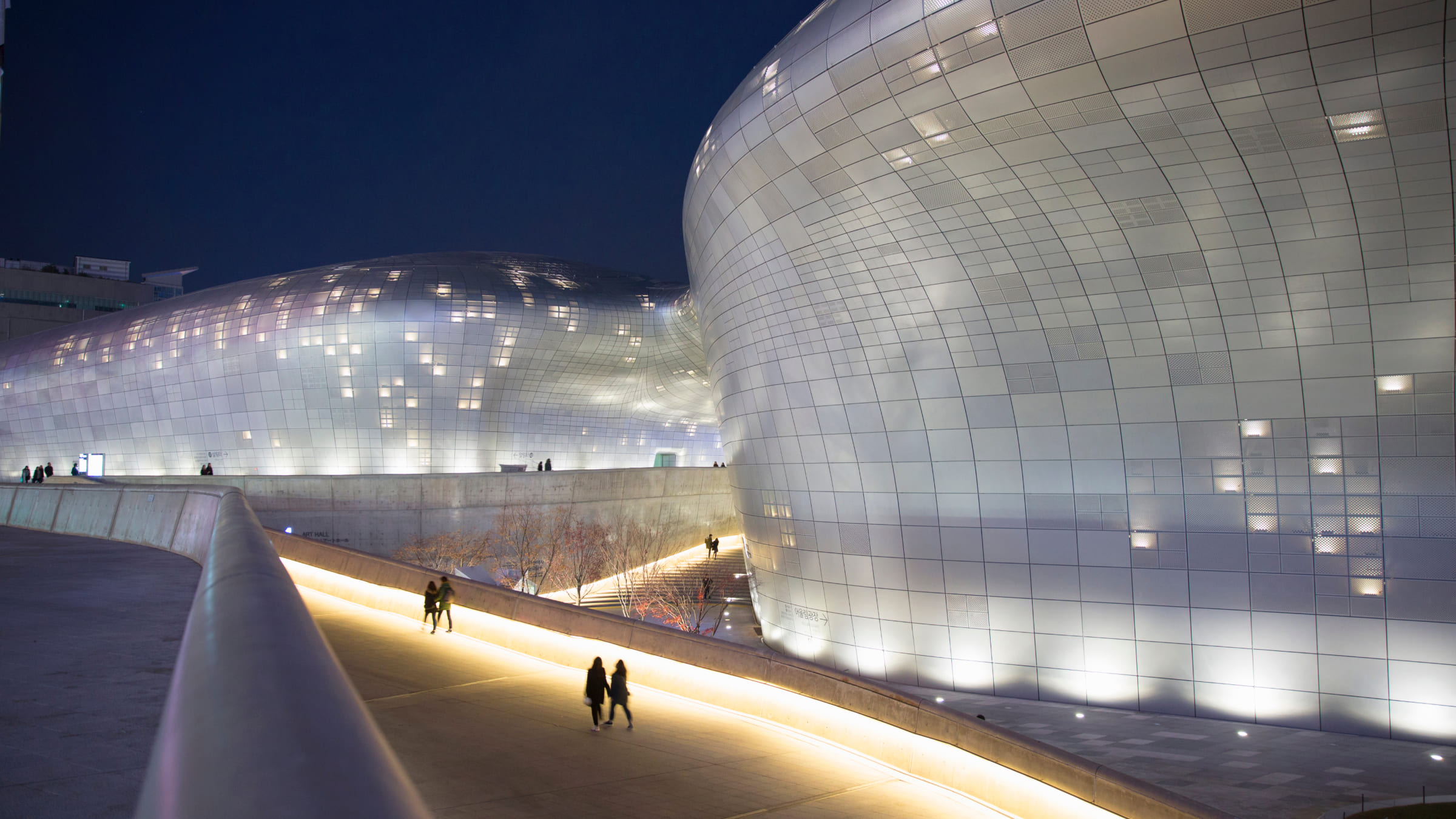 Dongdaemun Design Plaza (DDP) в Сеуле — крупнейшее в мире здание нестандартной изогнутой формы.