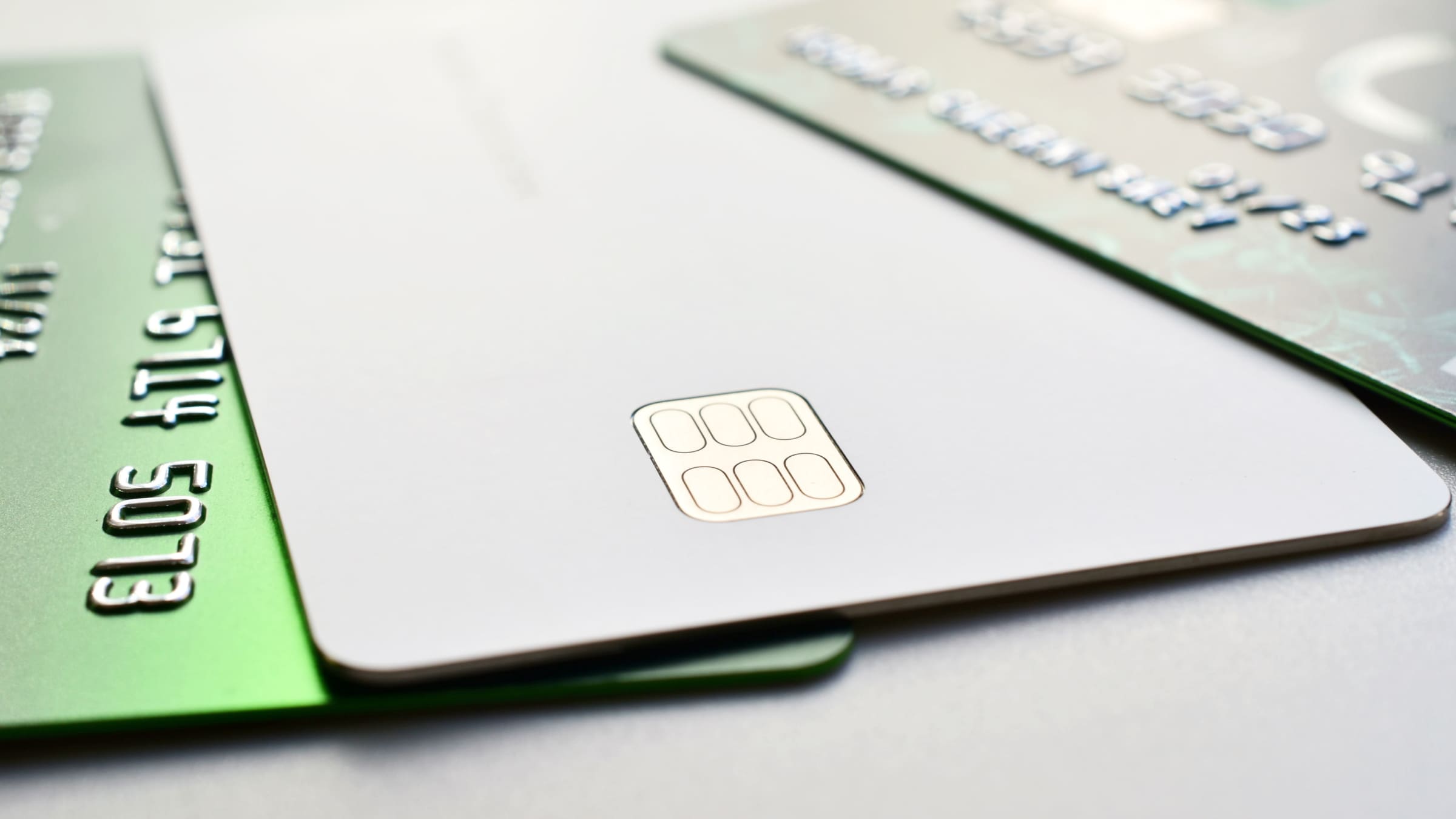 VISA и MasterCard всегда доступны для россиян, например, через банки соседних стран