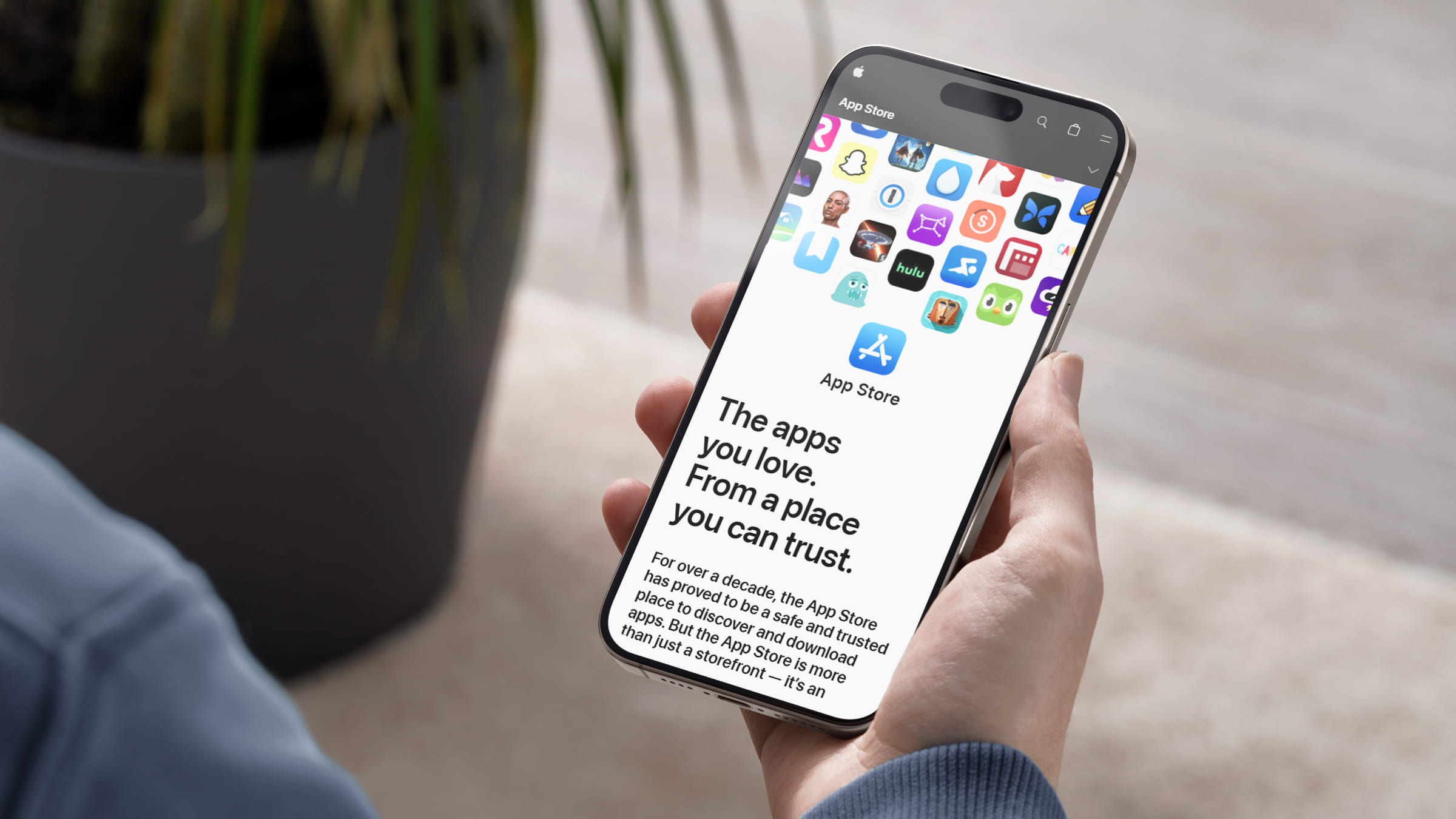 В App Store можно находить новые приложения, читать редакционные статьи, получать советы и сведения о событиях или специальных предложениях.
