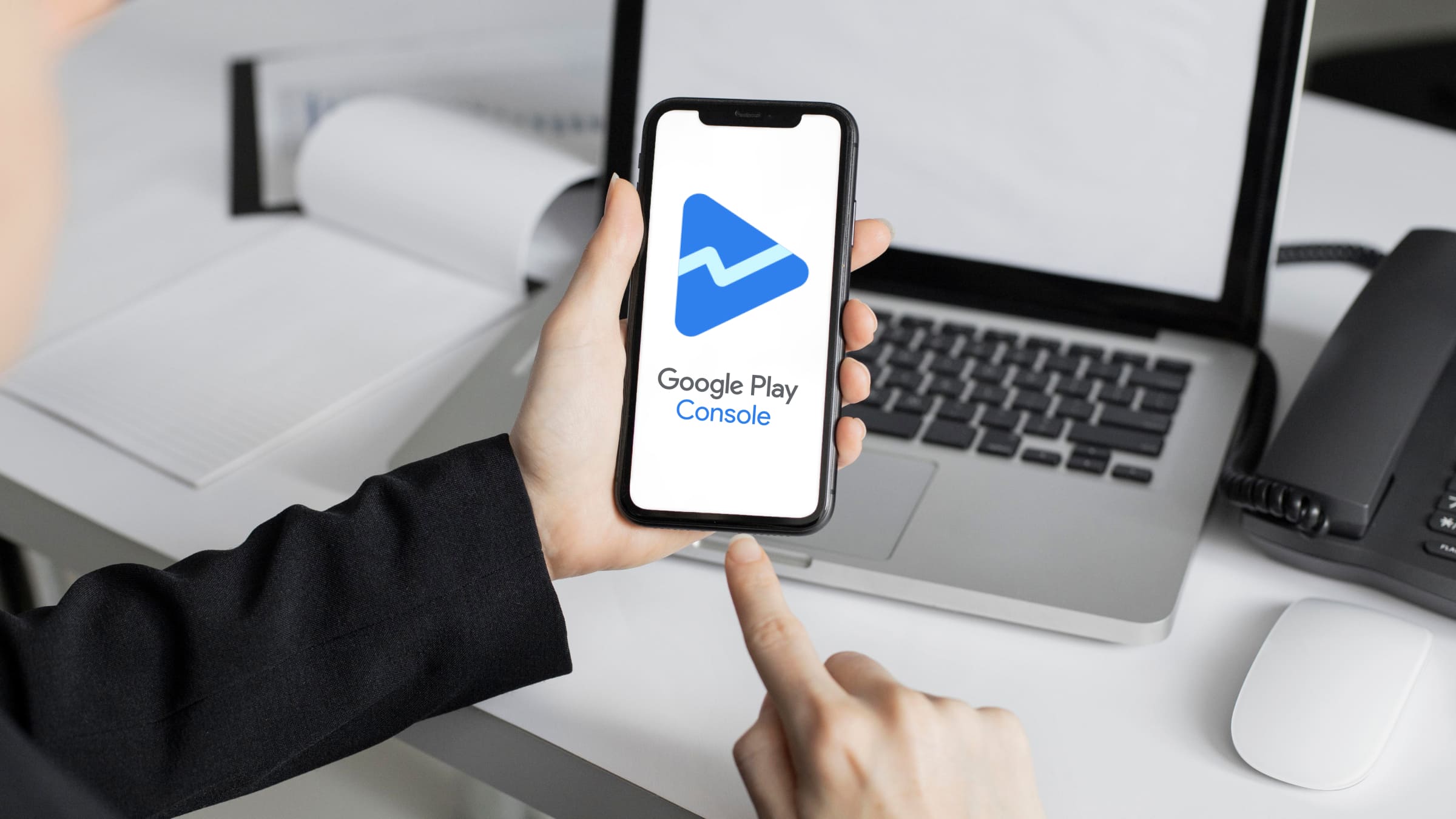 Публикация SaaS в App Store и Google Play требует модерации и соблюдения правил.